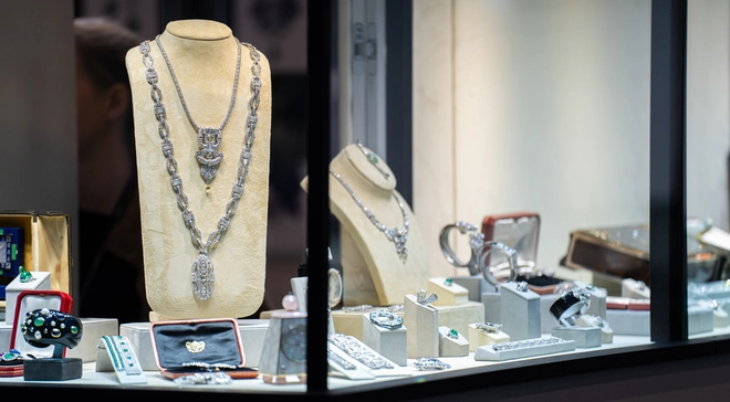 Une vitrine avec des bijoux.